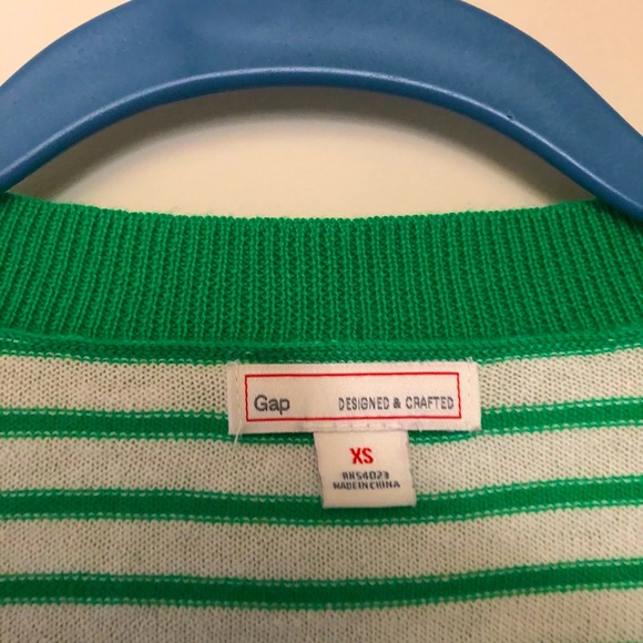 GAP Women's Green Striped V-neck - Picture 4 of 5